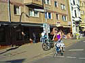 Fruehjahrsmode 2008 Klapprad und grosse Sonnenbrille Kopie